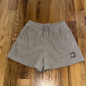 Alo Yoga beige/tan shorts - size xs